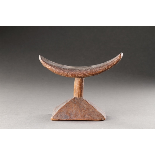 606 - AN UNUSUAL WOOD HEADREST ZAIRE, 19TH CENTURY/20TH CENTURY Attributed to the Monge or Teke Main 15cm ... 