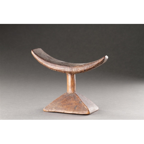 606 - AN UNUSUAL WOOD HEADREST ZAIRE, 19TH CENTURY/20TH CENTURY Attributed to the Monge or Teke Main 15cm ... 