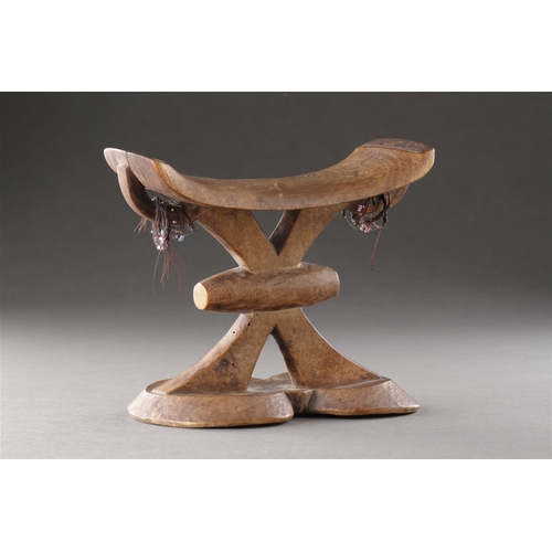 610 - A GOOD 'OLD DRY' SOUTH AFRICAN HEADREST SHONA/TSONGA TRIBE, 19TH CENTURY The two lugs to the undersi... 