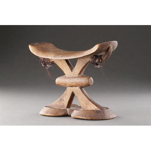 610 - A GOOD 'OLD DRY' SOUTH AFRICAN HEADREST SHONA/TSONGA TRIBE, 19TH CENTURY The two lugs to the undersi... 