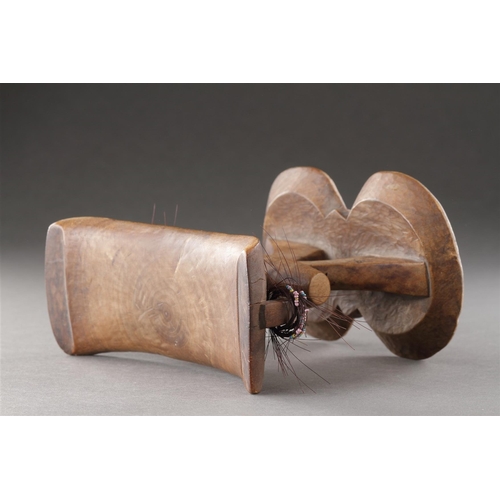 610 - A GOOD 'OLD DRY' SOUTH AFRICAN HEADREST SHONA/TSONGA TRIBE, 19TH CENTURY The two lugs to the undersi... 