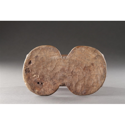 610 - A GOOD 'OLD DRY' SOUTH AFRICAN HEADREST SHONA/TSONGA TRIBE, 19TH CENTURY The two lugs to the undersi... 