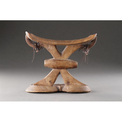 610 - A GOOD 'OLD DRY' SOUTH AFRICAN HEADREST SHONA/TSONGA TRIBE, 19TH CENTURY The two lugs to the undersi... 