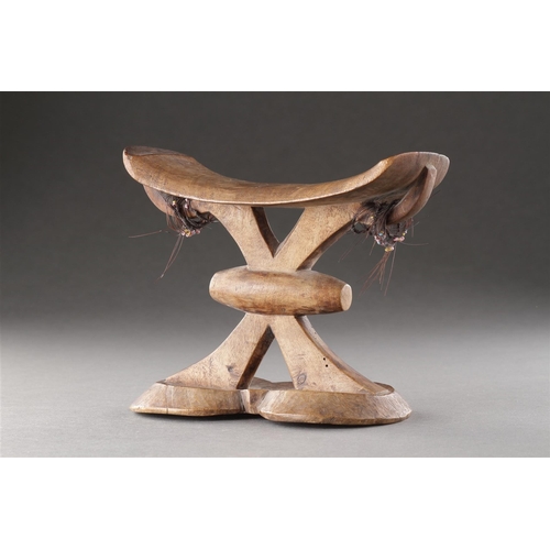 610 - A GOOD 'OLD DRY' SOUTH AFRICAN HEADREST SHONA/TSONGA TRIBE, 19TH CENTURY The two lugs to the undersi... 