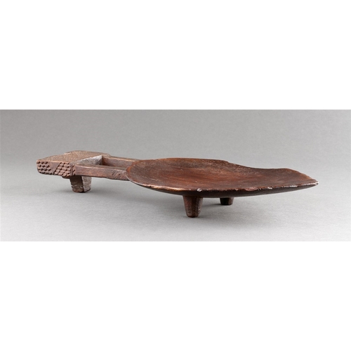 614 - AN EARLY PRIEST'S OIL DISH 'DARI NI WAIWAI NIO BETE'FIJI, LATE 18TH/EARLY 19TH CENTURY Dry surface w... 