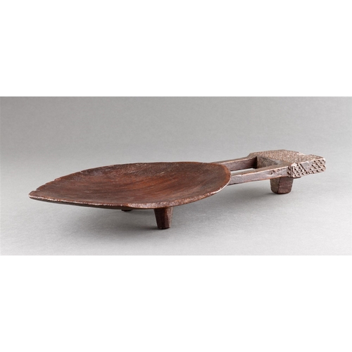 614 - AN EARLY PRIEST'S OIL DISH 'DARI NI WAIWAI NIO BETE'FIJI, LATE 18TH/EARLY 19TH CENTURY Dry surface w... 