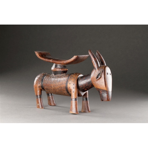 616 - AN UNUSUALLY LARGE TSONGA 'ANTELOPE' HEADREST ZIMBABWE, 19TH CENTURY Wood, pigment, glass beads 20cm... 