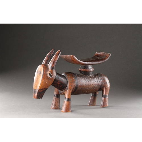 616 - AN UNUSUALLY LARGE TSONGA 'ANTELOPE' HEADREST ZIMBABWE, 19TH CENTURY Wood, pigment, glass beads 20cm... 