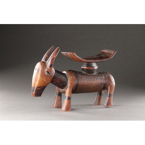 616 - AN UNUSUALLY LARGE TSONGA 'ANTELOPE' HEADREST ZIMBABWE, 19TH CENTURY Wood, pigment, glass beads 20cm... 