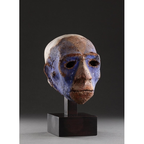 631 - Y A SUPERB MALAKULA ELONGATED HEAD NEW HEBRIDES, VANUATU. CIRCA 1900 Tree fern, bone, pigment, polyc... 