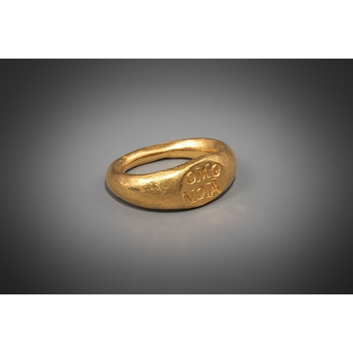 650 - AN ANCIENT HIGH CARAT GOLD ROMAN WEDDING RINGThe broad band engraved with inscription 'OMO NOIA' whi... 