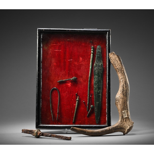 661 - ASSORTED ANTIQUITIES TO INCLUDE:An ancient pick/tool fashioned from a deer antler, old labels, 23.5c... 