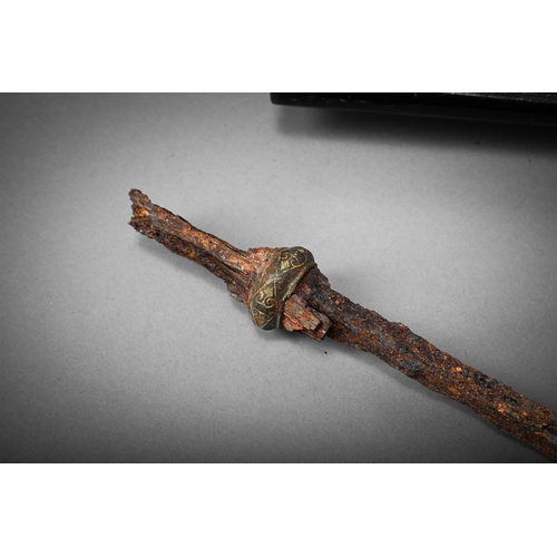 661 - ASSORTED ANTIQUITIES TO INCLUDE:An ancient pick/tool fashioned from a deer antler, old labels, 23.5c... 