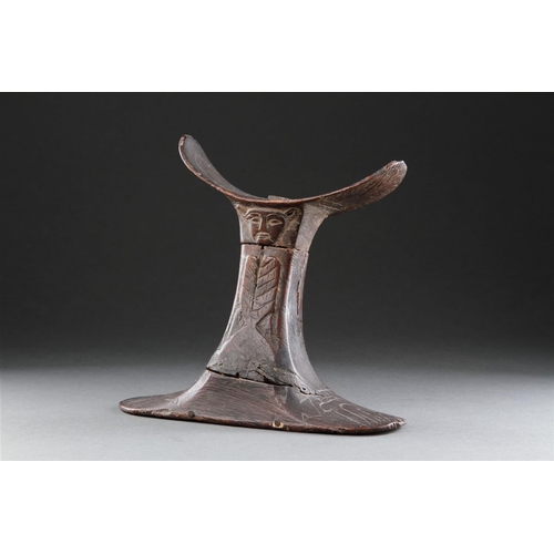 669 - A RARE AND FINELY CARVED EGYPTIAN WOODEN HEADREST RAMESSID PERIOD / 13TH-12TH CENTURY B.C With a car... 