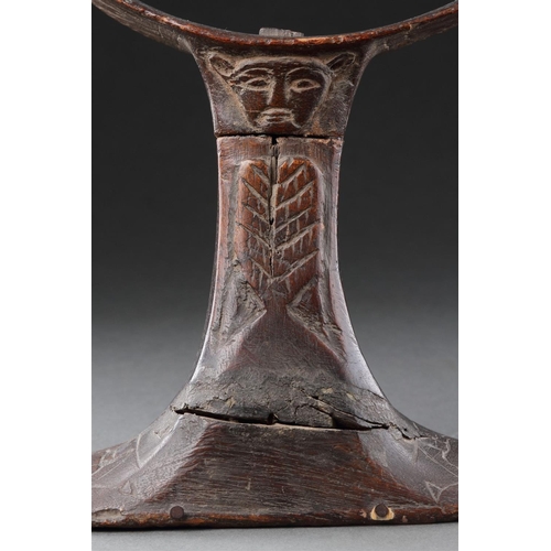 669 - A RARE AND FINELY CARVED EGYPTIAN WOODEN HEADREST RAMESSID PERIOD / 13TH-12TH CENTURY B.C With a car... 