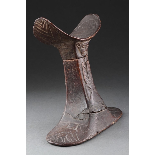 669 - A RARE AND FINELY CARVED EGYPTIAN WOODEN HEADREST RAMESSID PERIOD / 13TH-12TH CENTURY B.C With a car... 