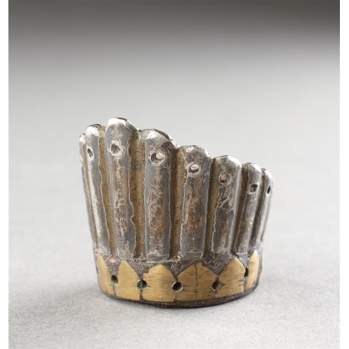 711 - AN UNUSUAL PAIR OF MUGHAL ARCHER'S THUMB RINGS INDIA, LATE 18TH / EARLY 19TH CENTURY Steel with gold... 