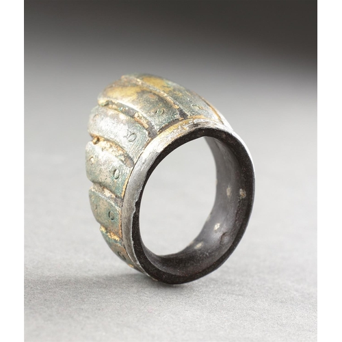 711 - AN UNUSUAL PAIR OF MUGHAL ARCHER'S THUMB RINGS INDIA, LATE 18TH / EARLY 19TH CENTURY Steel with gold... 