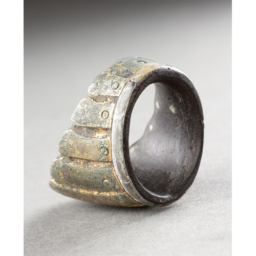 711 - AN UNUSUAL PAIR OF MUGHAL ARCHER'S THUMB RINGS INDIA, LATE 18TH / EARLY 19TH CENTURY Steel with gold... 