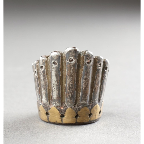 711 - AN UNUSUAL PAIR OF MUGHAL ARCHER'S THUMB RINGS INDIA, LATE 18TH / EARLY 19TH CENTURY Steel with gold... 