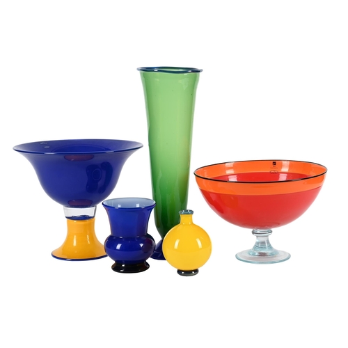 886 - A GROUP OF FOUR VARIOUS NEW ZEALAND COLOURED AND CASED GLASS VASES AND BOWLS LATE 20TH CENTURYThe tw... 