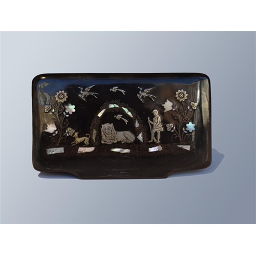 154 - AN EARLY VICTORIAN INLAID HORN SNUFF BOX MID 19TH CENTURY Inlaid to the top in silver coloured metal... 