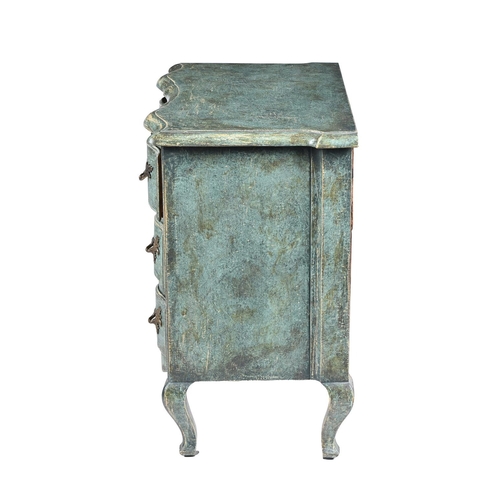 577 - A FRENCH GREEN PAINTED SERPENTINE COMMODEIN 18TH CENTURY STYLE, 19TH CENTURY AND LATER78cm high, 89c... 