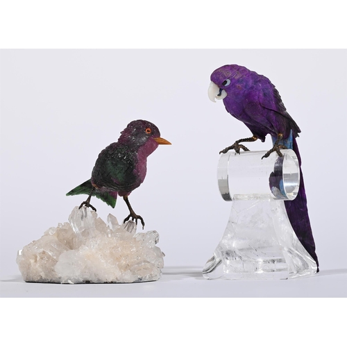 789 - TWO CARVED SEMI PRECIOUS STONE MODELS OF BIRDSMODERNComprising; a ruby zoisite 'robin' on a rock cry... 