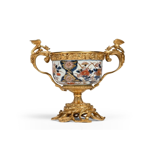 11 - A JAPANESE IMARI PORCELAIN GILT-METAL MOUNTED BOWLTHE PORCELAIN CIRCA 1700 AND THE MOUNTS 19TH CENTU... 