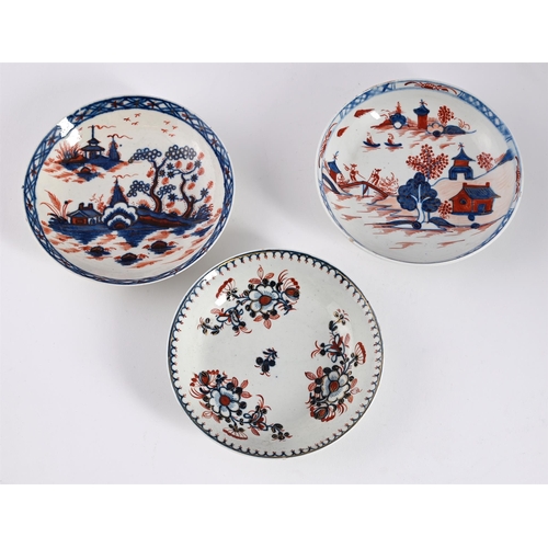 157 - THREE ENGLISH PORCELAIN 'IMARI' PALETTE TEA BOWLS AND SAUCERS, ONE LOWESTOFT, TWO LIVERPOOLVARIOUS D... 