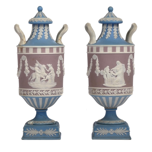 177 - A PAIR OF WEDGWOOD BI-COLOUR BLUE AND LILAC DIP-JASPER TWO-HANDLED URNS AND COVERSCIRCA 1900Each spr... 