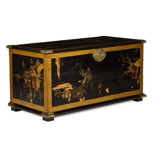 51 - A BRASS MOUNTED GILT AND BLACK LACQUER COFFER JAPANESE, LATE 18TH/EARLY 19TH CENTURY, INCORPORATING ... 