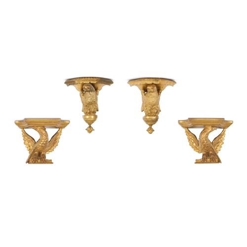 235 - A PAIR OF GILTWOOD AND SIMULATED PORPHYRY WALL BRACKETS 19TH CENTURY, THE TOPS PROBABLY LATER 30cm h... 