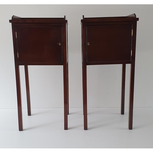 102 - A FINE PAIR OF MAHOGANY BEDSIDE LOCKERS / STANDS / TABLES, with  three quarter raised gallery to the... 