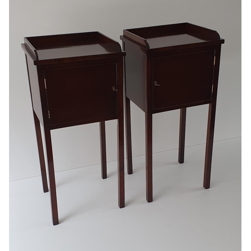 102 - A FINE PAIR OF MAHOGANY BEDSIDE LOCKERS / STANDS / TABLES, with  three quarter raised gallery to the... 