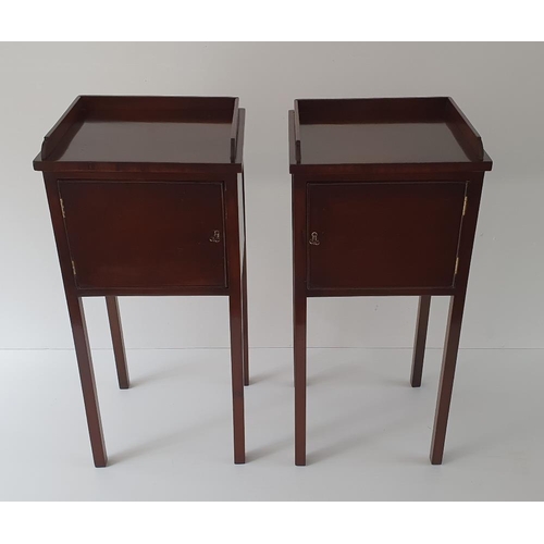 102 - A FINE PAIR OF MAHOGANY BEDSIDE LOCKERS / STANDS / TABLES, with  three quarter raised gallery to the... 