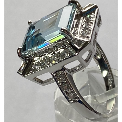 104 - A MAGNIFICENT 18CT WHITE GOLD AQUAMARINE AND DIAMOND CLUSTER RING, with the central aquamarine stone... 