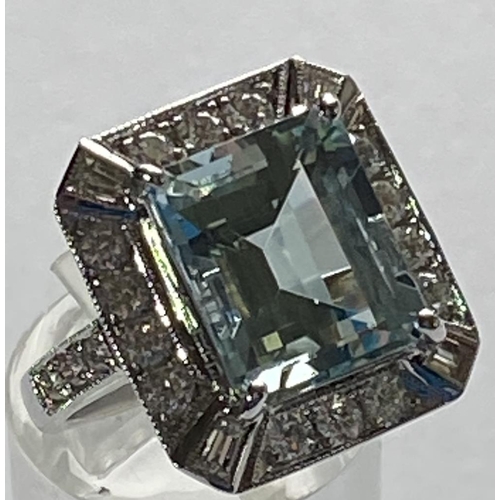 104 - A MAGNIFICENT 18CT WHITE GOLD AQUAMARINE AND DIAMOND CLUSTER RING, with the central aquamarine stone... 