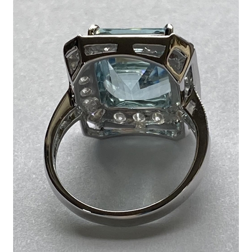 104 - A MAGNIFICENT 18CT WHITE GOLD AQUAMARINE AND DIAMOND CLUSTER RING, with the central aquamarine stone... 