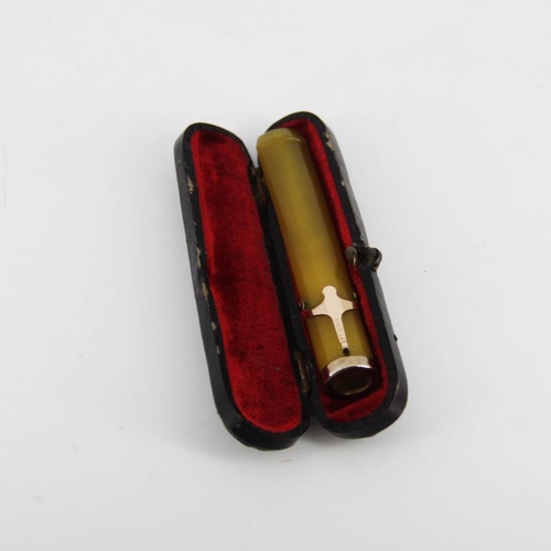 136 - AN EARLY 20TH CENTURY CASED YELLOW AMBER CIGARETTE HOLDER, with gold clip, in original case, circa 1... 