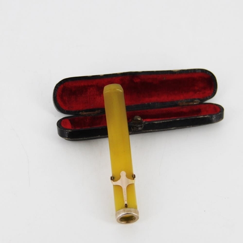 136 - AN EARLY 20TH CENTURY CASED YELLOW AMBER CIGARETTE HOLDER, with gold clip, in original case, circa 1... 