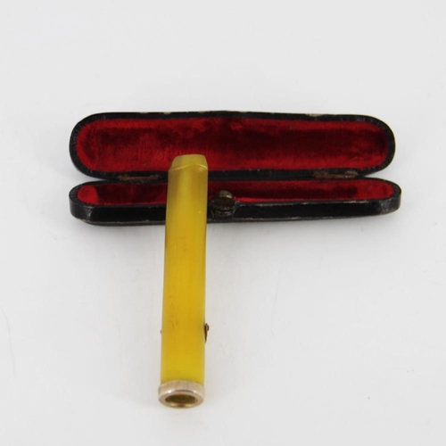 136 - AN EARLY 20TH CENTURY CASED YELLOW AMBER CIGARETTE HOLDER, with gold clip, in original case, circa 1... 