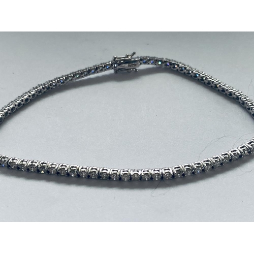 153 - AN 18CT WHITE GOLD DIAMOND TENNIS BRACELET, claw set diamonds, with double safety clasps, total diam... 