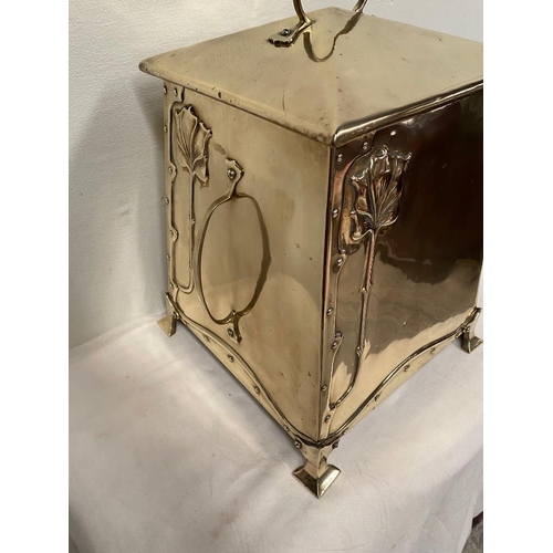 160 - A FINE POLISHED BRASS ART NOUVEAU DESIGN COAL / LOG BOX, with a pair of handles to the side, and a c... 