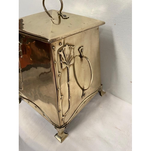 160 - A FINE POLISHED BRASS ART NOUVEAU DESIGN COAL / LOG BOX, with a pair of handles to the side, and a c... 