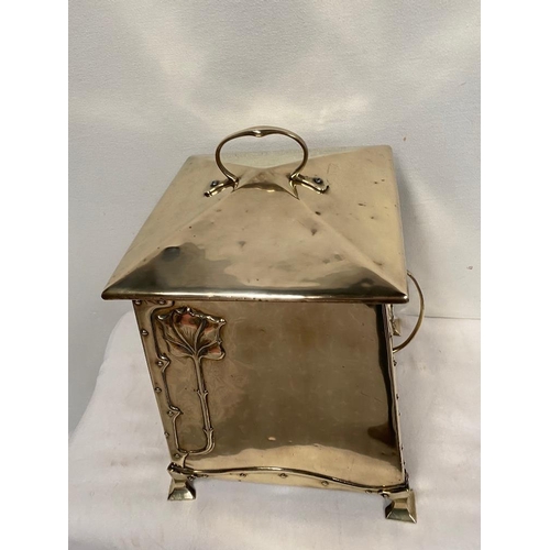 160 - A FINE POLISHED BRASS ART NOUVEAU DESIGN COAL / LOG BOX, with a pair of handles to the side, and a c... 