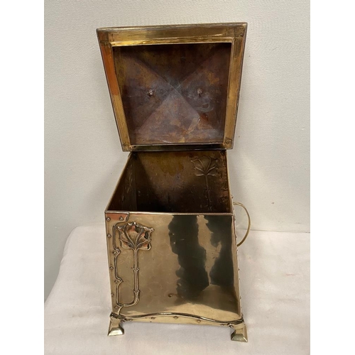 160 - A FINE POLISHED BRASS ART NOUVEAU DESIGN COAL / LOG BOX, with a pair of handles to the side, and a c... 