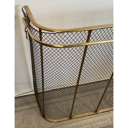 186 - A GOOD GEORGIAN BRASS NURSERY FIRE GUARD, with pull-out brass towel drying rail to the front, in goo... 