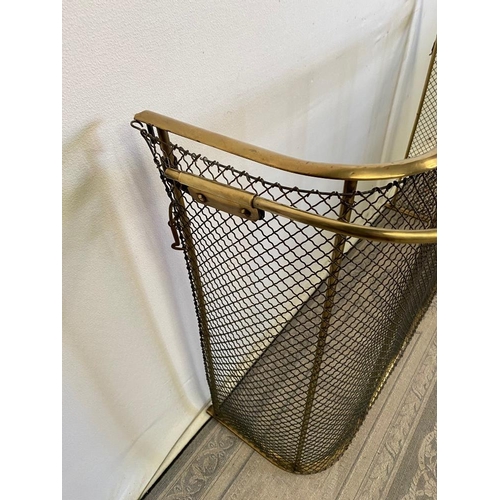 186 - A GOOD GEORGIAN BRASS NURSERY FIRE GUARD, with pull-out brass towel drying rail to the front, in goo... 