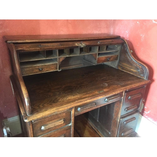 191 - A GLOBE WERNICKE COMPANY ROLL TOP OFFICE DESK / BUREAU DESK, the roll top opens to reveal compartmen... 